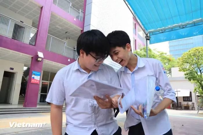 Niềm vui của thí sinh sau bài thi môn Ngữ văn. (Ảnh: Hoài Nam/Vietnam+)