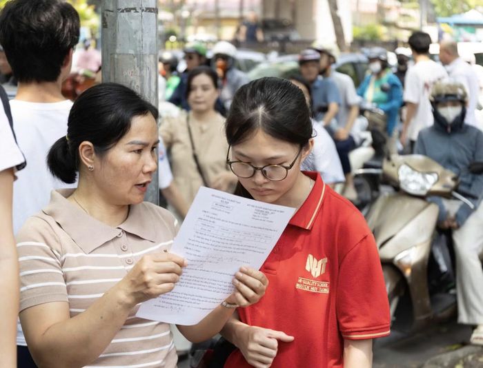 Đề thi môn Toán khó, nhiều thí sinh căng thẳng khi rời trường thi. (Ảnh: Hoài Nam/Vietnam+)