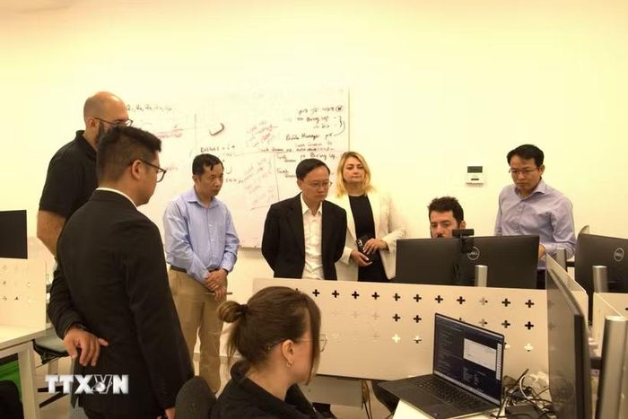 Chuyên gia của Qarakal Quantum giới thiệu với Đại sứ Nguyễn Kỳ Sơn về các ứng dụng tiềm năng của công nghệ lượng tử. (Ảnh: Thanh Bình/TTXVN)