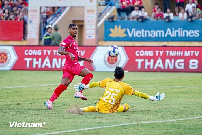 Tiền đạo dẫn đầu danh sách ghi bàn của Công an Hà Nội là Alan Grafite mở màn cho "bữa tiệc" trên sân Hàng Đẫy sau một pha dứt điểm tinh tế. (Ảnh: Việt Anh/Vietnam+)