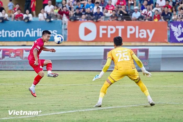 Công an Hà Nội tiếp tục dồn ép đội khách để hướng về một chiến thắng tưng bừng. (Ảnh: Việt Anh/Vietnam+)
