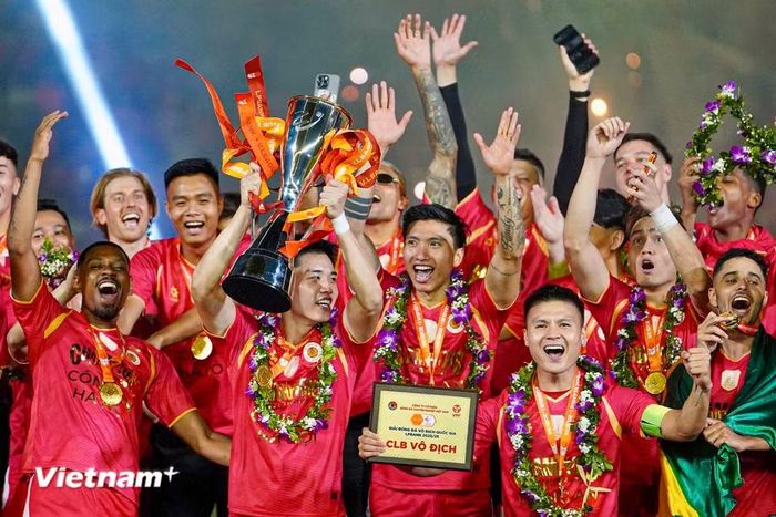 Niềm vui của đại diện bóng đá Thủ đô khi trở lại ngôi vương của bóng đá Việt Nam sau hai mùa giải. (Ảnh: Việt Anh/Vietnam+)