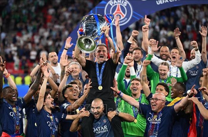 Huấn luyện viên Luis Enrique đã thành công khi dẫn dắt các học trò PSG lần thứ hai liên tiếp vô địch UEFA Champions League. Ảnh: Anadolu Agency/TTXVN.