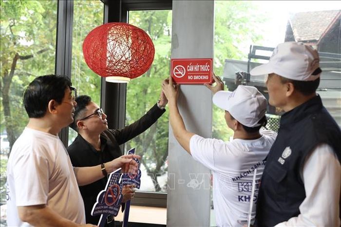 Gắn biển cấm hút thuốc lá tại một số khách sạn, nhà hàng tại Hà Nội. Ảnh: Minh Quyết/TTXVN