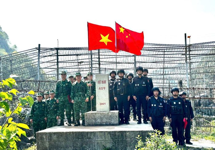 Cán bộ, chiến sĩ Đồn Biên phòng Lũng Cú (BĐBP Việt Nam) tuần tra chung cùng lực lượng bảo vệ biên giới Trung Quốc. Ảnh: Bộ đội Biên phòng cung cấp
