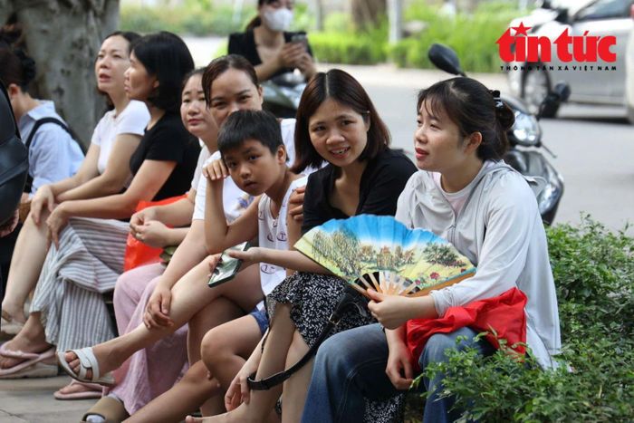 Con vào phòng thi, phụ huynh ngồi bên ngoài đợi 2 tiếng.