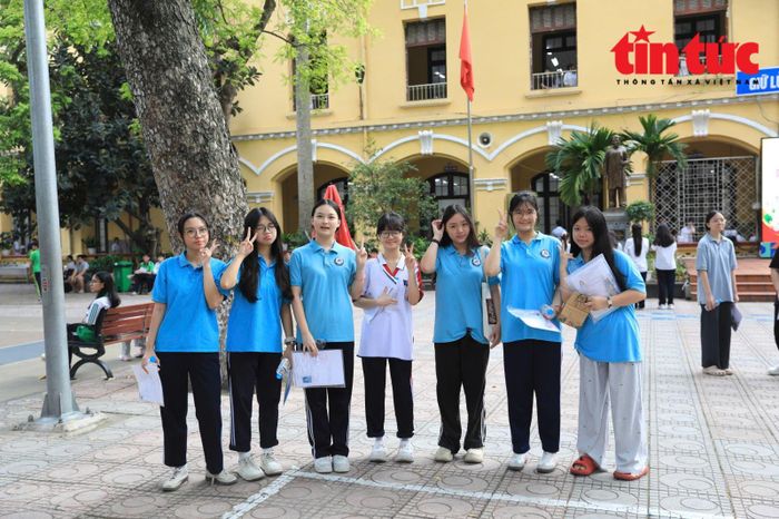 Tự tin trước khi bước vào phòng thi.