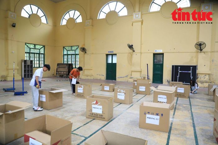 Thí sinh cất đồ trước khi vào phòng thi tại điểm thi THPT Phan Đình Phùng.