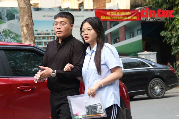 Tại điểm thi Trường THPT Trần Phú - Hoàn Kiếm, nhiều học sinh có tâm trạng thoải mái trước khi bước vào môn thi cuối của kỳ thi tuyển sinh vào lớp 10 công lập.