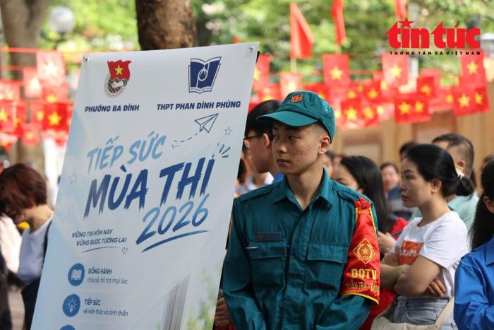 Tại điểm thi THPT Phan Đình Phùng, lực lượng hỗ trợ thí sinh, người nhà luôn sẵn sàng.