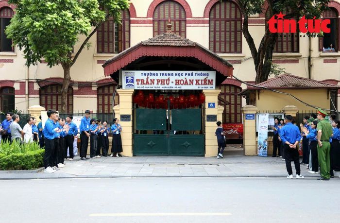 Bên ngoài điểm thi Trường THPT Trần Phú - Hoàn Kiếm.