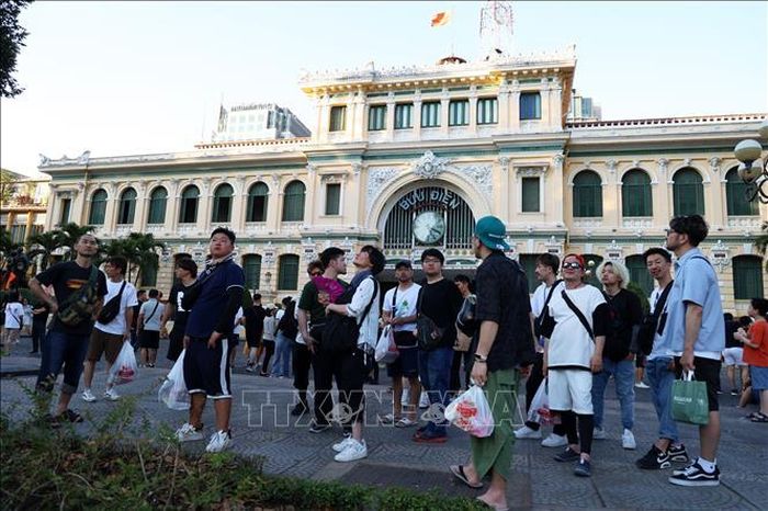 Khách quốc tế trải nghiệm không gian du lịch ở điểm đến Bưu điện Trung tâm Thành phố Hồ Chí Minh. Ảnh: Hồng Đạt/TTXVN