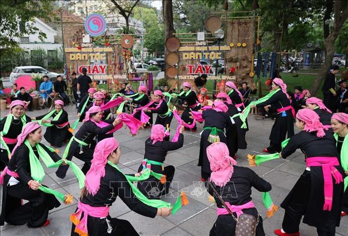 Biểu diễn các tiết mục văn nghệ đậm đà bản sắc văn hóa dân tộc của đồng bào Sa Pa phục vụ nhân dân và du khách. Ảnh: Thanh Tùng/TTXVN