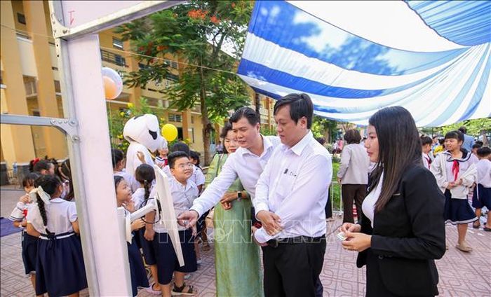 Lãnh đạo địa phương, nhà trường và đại diện Công ty Ichi Skill giới thiệu mô hình “Căn tin số thông minh”, giúp học sinh tiếp cận hình thức thanh toán số trong môi trường học đường.