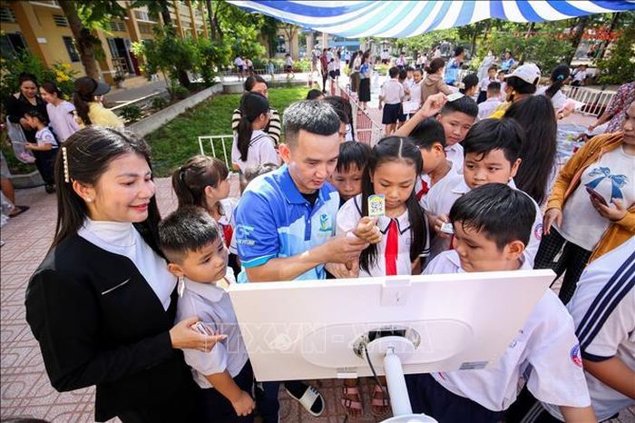 Học sinh trải nghiệm mô hình “Căng tin số thông minh Ichi Skill” với hình thức thanh toán số hiện đại.