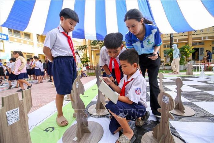 Học sinh quét QR để tham gia trò chơi “Cờ vua vận động tích hợp năng lực số” tại ngày hội STEM.