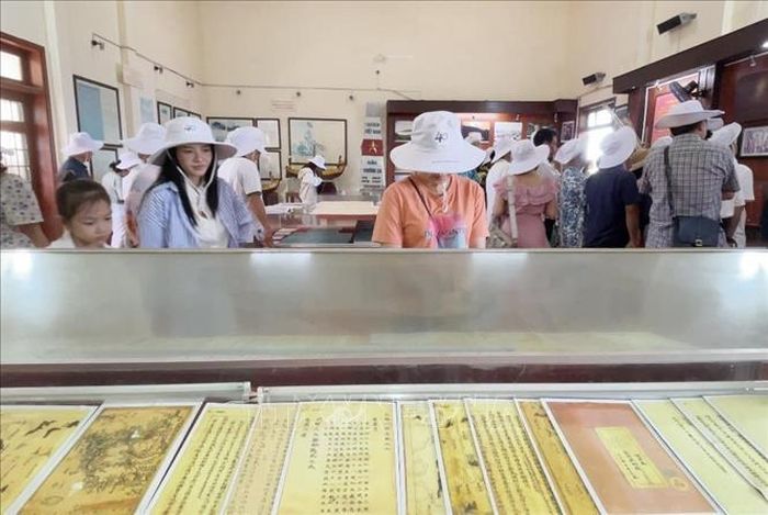 Du khách tìm hiểu chủ quyền biển đảo tại Nhà trưng bày Hải đội Hoàng Sa. Ảnh: Phạm Cường/TTXVN.
