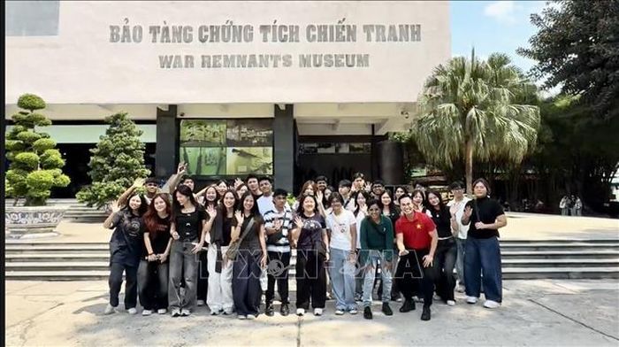 Thăm Bảo tàng chứng tích chiến tranh. Ảnh: TTXVN phát