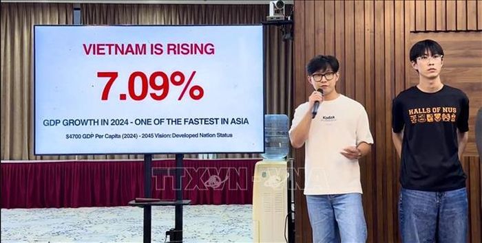 Jeffrey Tiang Jun Rong trình bày suy nghĩ về phát triển kinh tế của Việt Nam. Ảnh: TTXVN phát