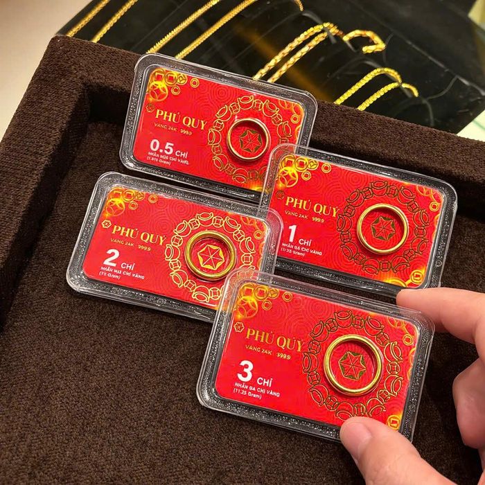 Vàng nhẫn 9999 dao động quanh mức 156 triệu đồng/lượng mua vào và 159 triệu đồng/lượng bán ra. Ảnh: Hải Yên