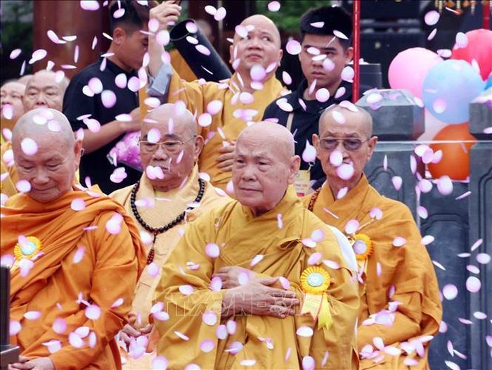 Trưởng lão Hòa thượng Thích Thiện Nhơn (hàng trên, ngoài cùng bên phải), Phó Pháp chủ Hội đồng Chứng minh, Chủ tịch Hội đồng Trị sự Giáo hội Phật giáo Việt Nam quang lâm chứng minh Đại lễ.