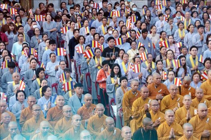 Đông đảo Tăng ni, Phật tử Thành phố Hồ Chí Minh cùng dự Đại lễ.