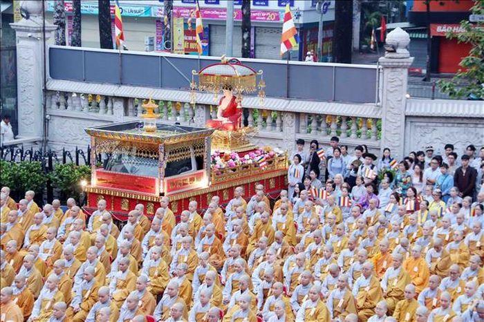 Đông đảo Tăng ni, Phật tử Thành phố Hồ Chí Minh cùng dự Đại lễ.