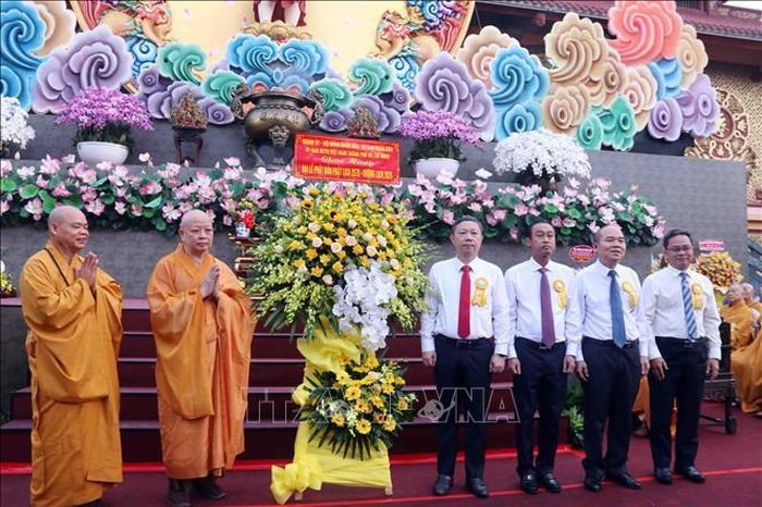 Lãnh đạo Thành phố Hồ Chí Minh tặng hoa chúc mừng Đại lễ.