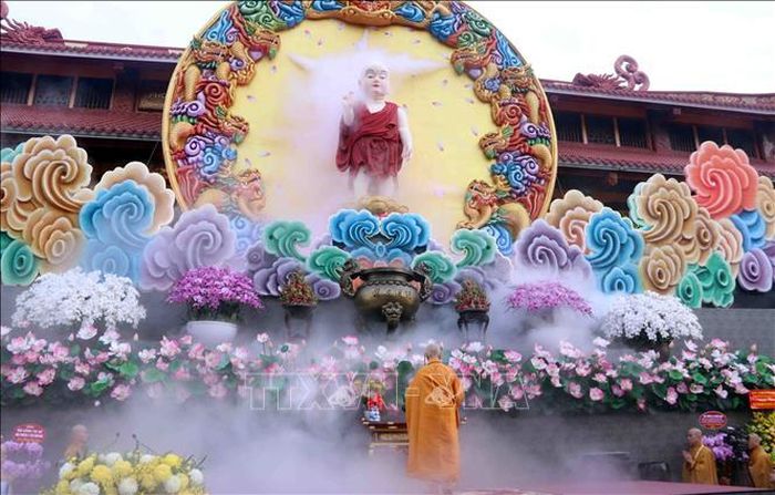 Đại lão Hòa thượng Thích Trí Quảng, Pháp chủ Giáo hội Phật giáo Việt Nam dâng hương trước tôn tượng Phật đản sanh.