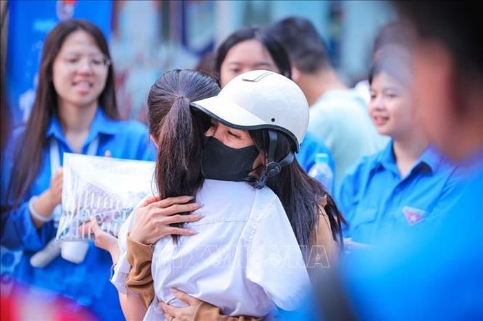 Tình yêu thương của phụ huynh là nguồn động lực lớn lao giúp thí sinh vững vàng "vượt vũ môn". Ảnh: Hoàng Hiếu/TTXVN