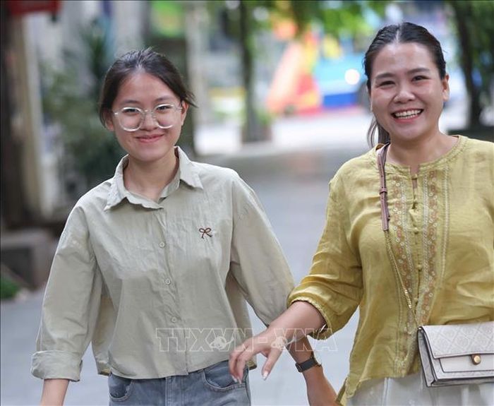 Động viên thí sinh vững tin, làm tốt bài thi. Ảnh: Thanh Tùng/TTXVN
