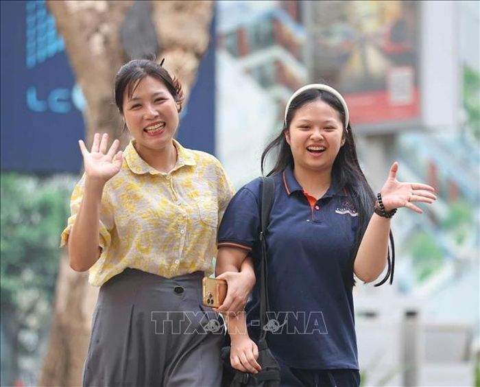 Mẹ đưa con đến trường dự thi môn Ngữ văn. Ảnh: Thanh Tùng/TTXVN