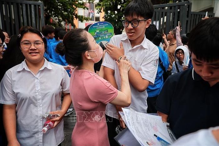Nam sinh vui vẻ trong vòng tay người thân sau khi hoàn thành buổi thi đầu tiên tại điểm thi THCS Ngô Sĩ Liên. Ảnh: Phạm Tuấn Anh/TTXVN