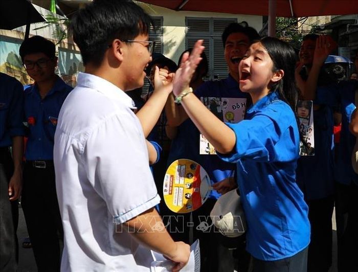 Thí sinh chia sẻ cảm xúc với người thân sau khi kết thúc tốt đẹp mỗi môn thi. Ảnh: Khánh Hòa/TTXVN