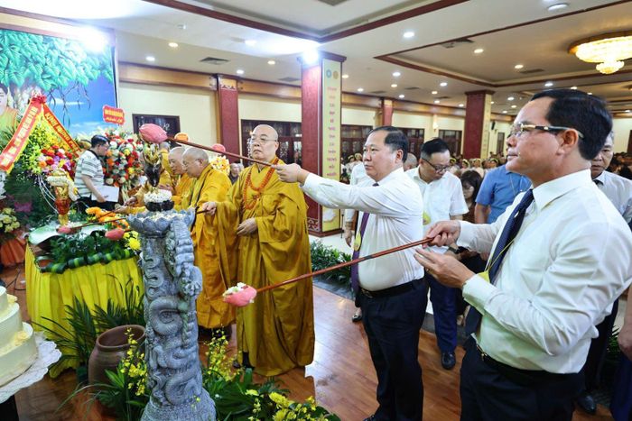 Ban thường trực Hội đồng Trị sự Trung ương Giáo hội Phật giáo Việt Nam và các đồng chí lãnh đạo thực hiện nghi thức tắm Phật. Ảnh: Minh Đức/TTXVN