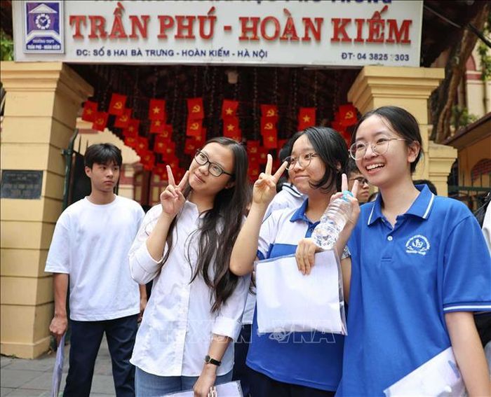 Thí sinh phấn khởi hoàn thành môn thi cuối cùng Kỳ thi tuyển sinh lớp 10 Trung học phổ thông công lập năm học 2026 - 2027. Ảnh: Thanh Tùng/TTXVN