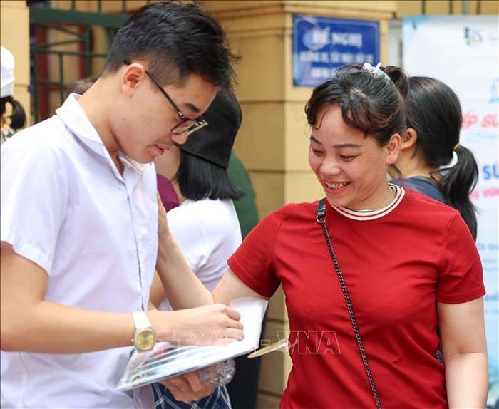 Phụ huynh, người thân rạng rỡ đón thí sinh tại điểm thi Trường THPT Trần Phú – Hoàn Kiếm sau môn thi cuối. Ảnh: Thanh Tùng/TTXVN