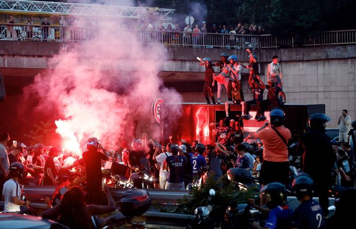 Người đổ ra đường ăn mừng chiến thắng của câu lạc bộ Paris Saint-Germain. Ảnh: Reuters