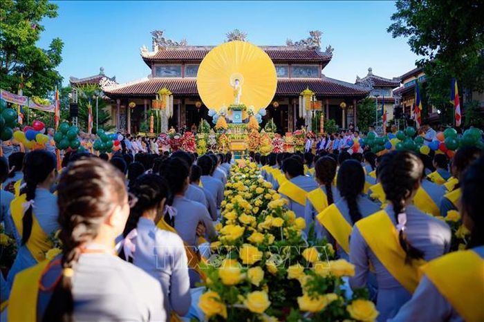 Đại lễ thu hút đông đảo chư tôn đức Tăng ni, Phật tử cùng người dân, du khách tham dự.