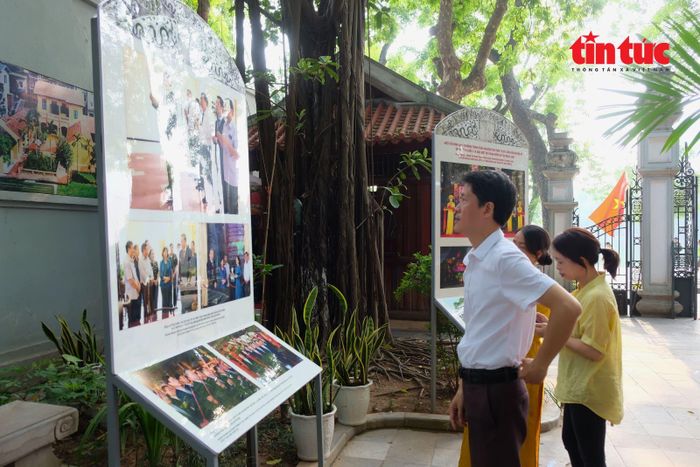 Khách tham quan chăm chú tìm hiểu về lịch sử vương triều Hậu Lê qua các bảng trưng bày tư liệu tại khuôn viên di tích.