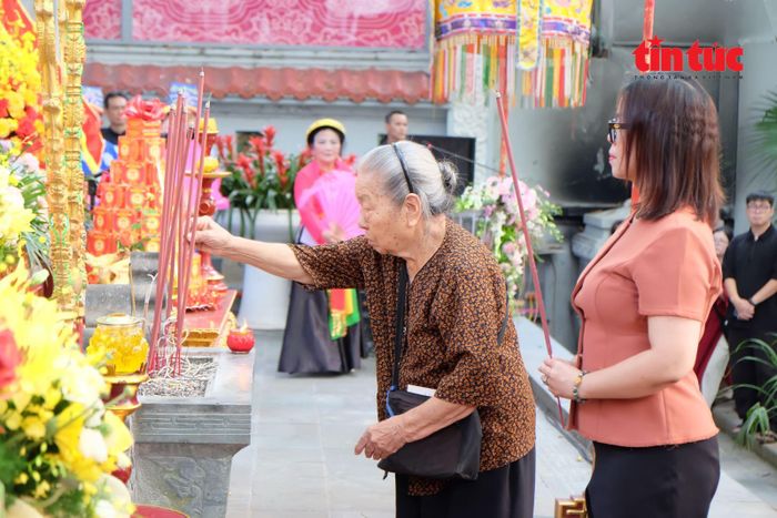 Người dân Thủ đô thành kính dâng lễ, tưởng nhớ vị vua đã lãnh đạo cuộc khởi nghĩa Lam Sơn đi đến thắng lợi.