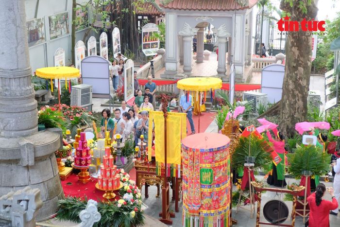 Toàn cảnh không gian hành lễ rực rỡ sắc màu nhìn từ trên cao.