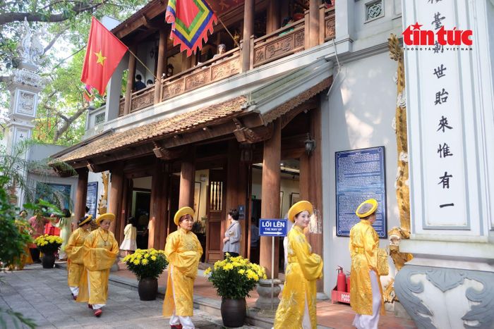Đình Nam Hương là địa điểm du lịch tâm linh thu hút khách thăm quan trong những ngày này.