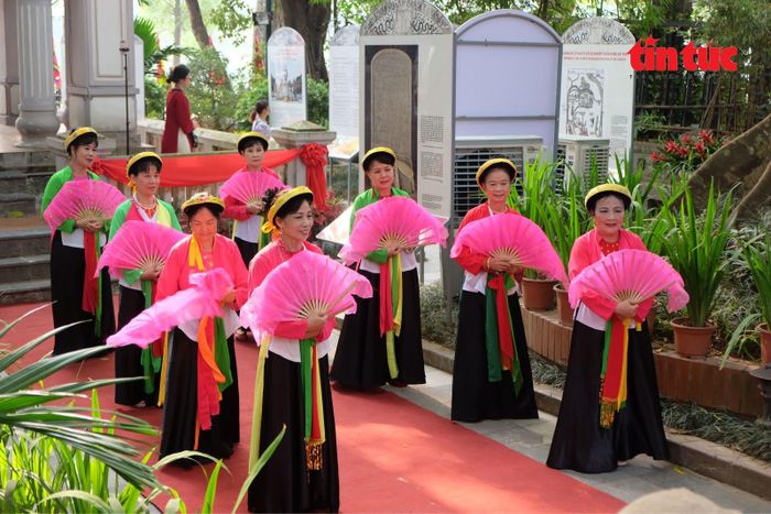 Các điệu múa cổ truyền cũng được tái hiện tại sự kiện.