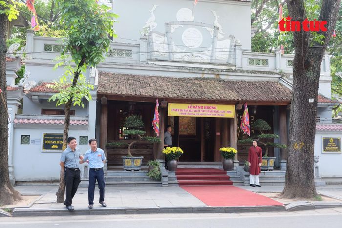 Đình Nam Hương tọa lạc tại số 75 phố Hàng Trống…