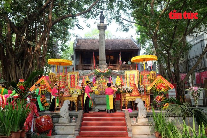 Tượng đài vua Lê Thái Tổ uy nghiêm bên hồ Hoàn Kiếm.