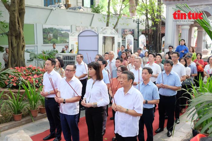 Người dân thành kính dâng hương và cầu nguyện trước anh linh Đức vua.