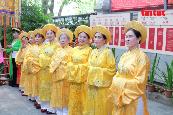 Đội dâng hương trong trang phục trang trọng, tái hiện các nghi thức tế lễ theo đúng phong tục cổ truyền.