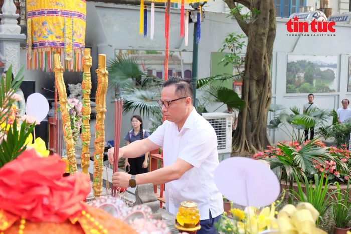 Không gian tượng đài vua Lê Thái Tổ từ lâu đã trở thành một địa chỉ văn hóa lịch sử đặc biệt.