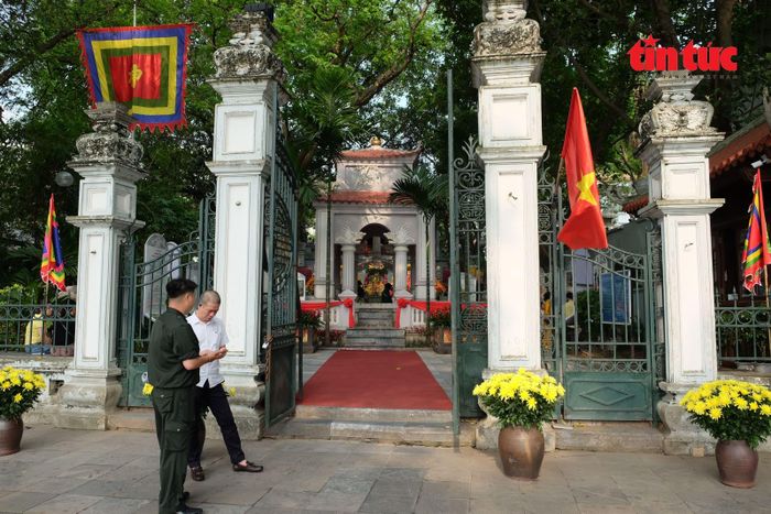 ...kế đó là đến thờ vua Lê Thái Tổ, nằm đối diện hồ Hoàn Kiếm.